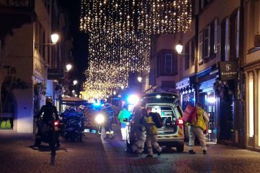 Quatre morts et onze blessés dans le centre de Strasbourg, l'assaillant toujours recherché Quatre morts et onze blessés dans le centre de Strasbourg, l'assaillant toujours recherché