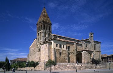 Eglise Santa Eulalia de Paredes de Nava, en Castille-et-Léon (Espagne), où Erik le Belge et sa bande ont commis des forfaitures Eglise Santa Eulalia de Paredes de Nava, en Castille-et-Léon (Espagne), où Erik le Belge et sa bande ont commis des forfaitures