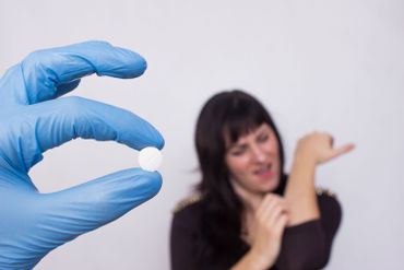 La chloroquine, comme la plupart des médicaments, possède des effets secondaires redoutables (problème de rétine avec perte de la vision, troubles cardiaques allant jusqu'à l'arrêt cardiaque, démangeaisons, etc.) La chloroquine, comme la plupart des médicaments, possède des effets secondaires redoutables (problème de rétine avec perte de la vision, troubles cardiaques allant jusqu'à l'arrêt cardiaque, démangeaisons, etc.)