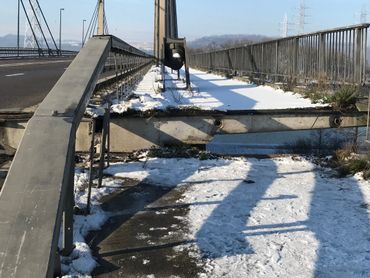 Le soulèvement du pont a entraîné sa fermeture. Le soulèvement du pont a entraîné sa fermeture.