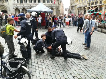 Les « Gilets jaunes » encerclés à la gare de Bruxelles-Nord interpellés un à un Les « Gilets jaunes » encerclés à la gare de Bruxelles-Nord interpellés un à un