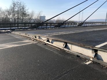 La circulation a été interdite sur et sous le pont. La circulation a été interdite sur et sous le pont.
