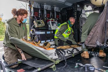 L'hélicoptère est parfaitement adapté à la prise en charge d'un patient sur civière, entouré d'une équipe médicale de trois personnes. L'hélicoptère est parfaitement adapté à la prise en charge d'un patient sur civière, entouré d'une équipe médicale de trois personnes.