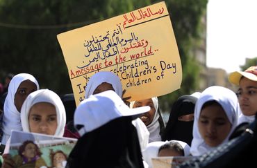 De jeunes filles yéménites manifestent devant le bureau des Nations unies à Sanaa pour la journée internationale des droits de l'enfant. Elles demandent la fin de la guerre dans leur pays. De jeunes filles yéménites manifestent devant le bureau des Nations unies à Sanaa pour la journée internationale des droits de l'enfant. Elles demandent la fin de la guerre dans leur pays.
