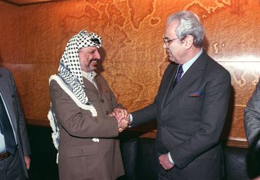 Rencontre avec le président de l'Autorité palestinienne Yasser Arafat en 1988 Rencontre avec le président de l'Autorité palestinienne Yasser Arafat en 1988