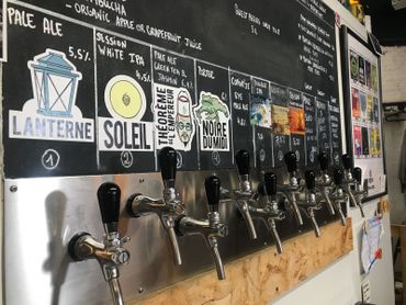 La brasserie à quatre bières permanentes et sort une bière éphémère chaque mois La brasserie à quatre bières permanentes et sort une bière éphémère chaque mois