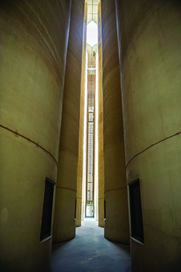 Pour dessiner cette nouvelle galerie, les architectes devront réutiliser et adapter les imposants silos verticaux présents sur le site Pour dessiner cette nouvelle galerie, les architectes devront réutiliser et adapter les imposants silos verticaux présents sur le site