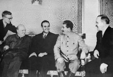 Harriman, entre Churchill (gauche) et Staline (droite) Harriman, entre Churchill (gauche) et Staline (droite)