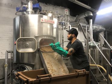 Aujourd'hui, la bière est brassée à Anderlecht, dans des installations professionnelles Aujourd'hui, la bière est brassée à Anderlecht, dans des installations professionnelles
