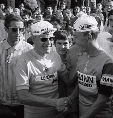 Herman Vanspringel félicite Jan Janssen à l'arrivée du Tour 1968 Herman Vanspringel félicite Jan Janssen à l'arrivée du Tour 1968