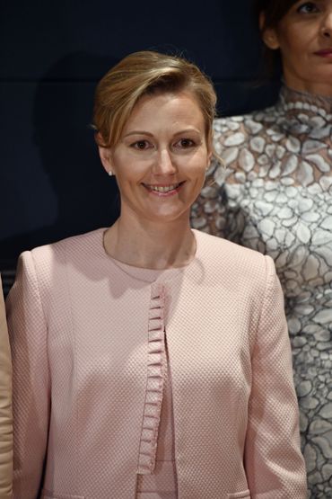 Mojca Stropnik, la femme du premier ministre slovène Miro Cerar. Mojca Stropnik, la femme du premier ministre slovène Miro Cerar.