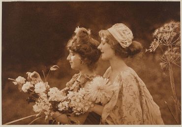Zwei Frauen mit Blumen - http://europeana.eu/portal/record/2048429/item_YM5ELB5UWLV3IRVN44NTAFVYFLDRNIFE.html. Meisenbach, Riffarth & Co; Puyo, Emile Joachim Constant. Museum für Kunst und Gewerbe Hamburg - http://sammlungonline.mkg-hamburg.de/de/object/Zwei+Frauen+mit+Blumen/P1988.H.606/mkg-e00135809. Zwei Frauen mit Blumen - http://europeana.eu/portal/record/2048429/item_YM5ELB5UWLV3IRVN44NTAFVYFLDRNIFE.html. Meisenbach, Riffarth & Co; Puyo, Emile Joachim Constant. Museum für Kunst und Gewerbe Hamburg - http://sammlungonline.mkg-hamburg.de/de/object/Zwei+Frauen+mit+Blumen/P1988.H.606/mkg-e00135809.