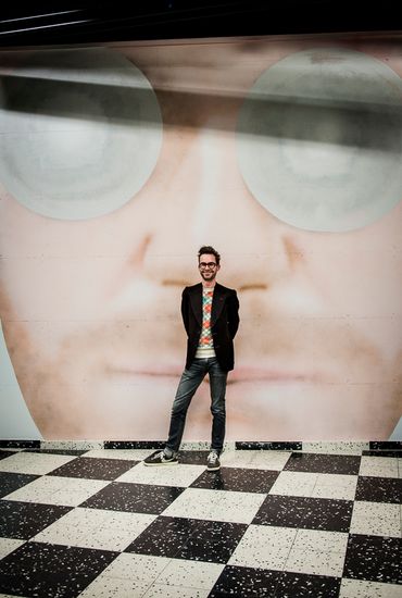 Tom Bonte devant l’œuvre de Julien Meert Tom Bonte devant l’œuvre de Julien Meert