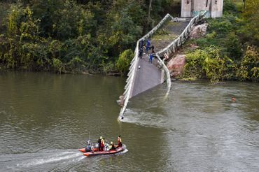 Effondrement d'un pont près de Toulouse: une adolescente tuée et "probablement plusieurs disparus" Effondrement d'un pont près de Toulouse: une adolescente tuée et "probablement plusieurs disparus"