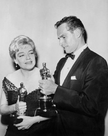 Heston remporte l'Oscar du meilleur acteur en avril 1960 (ici aux côtés de Simone Signoret, meilleure actrice cette année-là) Heston remporte l'Oscar du meilleur acteur en avril 1960 (ici aux côtés de Simone Signoret, meilleure actrice cette année-là)