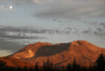 Le cratère qui désormais remplace le sommet du Mont Saint-Helens. Le cratère qui désormais remplace le sommet du Mont Saint-Helens.