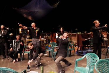 Une cérémonie, par le Raoul Collectif, au Théâtre National Une cérémonie, par le Raoul Collectif, au Théâtre National