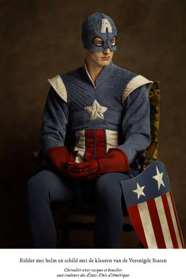 Chevalier avec casque et bouclier aux couleurs des Etats-Unis d'Amérique Chevalier avec casque et bouclier aux couleurs des Etats-Unis d'Amérique
