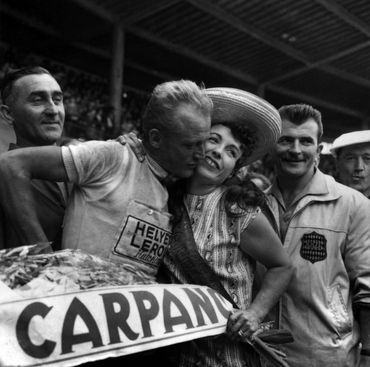 Une des récompense du cycliste français Jean Graczyk qui s'imposa à Toulouse en 1960: le baiser à Yvette Horner Une des récompense du cycliste français Jean Graczyk qui s'imposa à Toulouse en 1960: le baiser à Yvette Horner