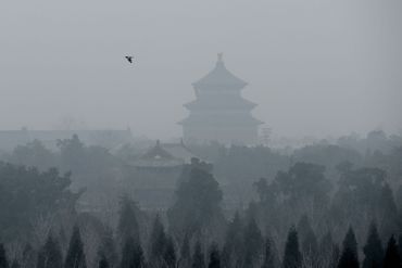 La Chine est un pays émergent, mais aussi le plus gros émetteur de CO2 de la planète. Pekin est d'ailleurs en alerte rouge suite à la pollution de l'air très élevée ces derniers jours. La Chine est un pays émergent, mais aussi le plus gros émetteur de CO2 de la planète. Pekin est d'ailleurs en alerte rouge suite à la pollution de l'air très élevée ces derniers jours.