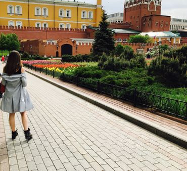 Moscovite flânant dans le parc "les jardin d'Alexandre" devant la tour de Kutafiya. Moscovite flânant dans le parc "les jardin d'Alexandre" devant la tour de Kutafiya.