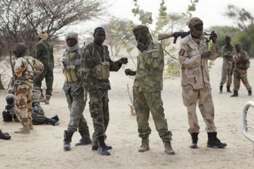 Des soldats de l'armée tchadienne, en chemin pour le Lac Tchad, sont arrêtés à la frontière soudanaise, le 6 mars 2015. Dans cette région, les islamistes de Boko Haram sont très présents. Des soldats de l'armée tchadienne, en chemin pour le Lac Tchad, sont arrêtés à la frontière soudanaise, le 6 mars 2015. Dans cette région, les islamistes de Boko Haram sont très présents.