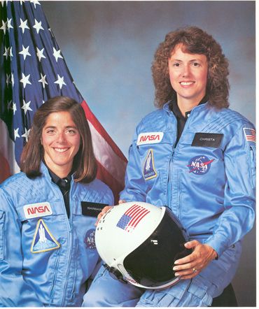 Christa McAuliffe (droite) Christa McAuliffe (droite)