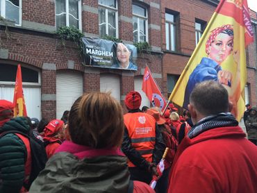 Travailleurs et syndicats s'étaient donnés rendez-vous devant le domicile de Marie-Christine Marghem, la ministre de l'Energie. Travailleurs et syndicats s'étaient donnés rendez-vous devant le domicile de Marie-Christine Marghem, la ministre de l'Energie.