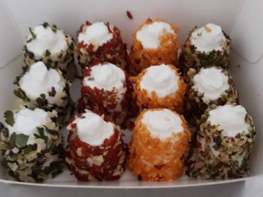 Une gamme de produits n’en est pas moins conséquente avec les déclinaisons de palets: nature ou enrobé aux saveurs de bruschetta, du jardin, d’oignon, d’automne, d’ail et fines herbes, de noisettes grillées. S’y ajoutent les petits frais thym-miel, les lardés, les bûches, les crottins, la Cream’bique. Et Apérobique ! Une gamme de produits n’en est pas moins conséquente avec les déclinaisons de palets: nature ou enrobé aux saveurs de bruschetta, du jardin, d’oignon, d’automne, d’ail et fines herbes, de noisettes grillées. S’y ajoutent les petits frais thym-miel, les lardés, les bûches, les crottins, la Cream’bique. Et Apérobique !
