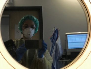 L'hôpital m'a fourni l'équipement complet de protection contre le Coronavirus. L'hôpital m'a fourni l'équipement complet de protection contre le Coronavirus.
