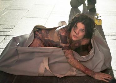 Dans la saison 1, Jane était découverte dans un sac avec pour seule identité, des tatouages révélateurs Dans la saison 1, Jane était découverte dans un sac avec pour seule identité, des tatouages révélateurs