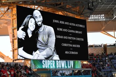L'hommage à Kobe Bryant et sa fille lors du Super Bowl remporté par les Chiefs de Kansas City. L'hommage à Kobe Bryant et sa fille lors du Super Bowl remporté par les Chiefs de Kansas City.