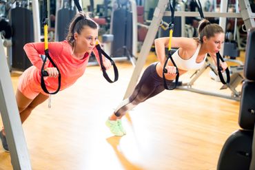 Le TRX permet de réaliser plus de 300 exercices différents en utilisant son poids du corps.
Entraînement en salles avec des câbles TRX.
Le TRX permet de réaliser plus de 300 exercices différents en utilisant son poids du corps.
Entraînement en salles avec des câbles TRX.