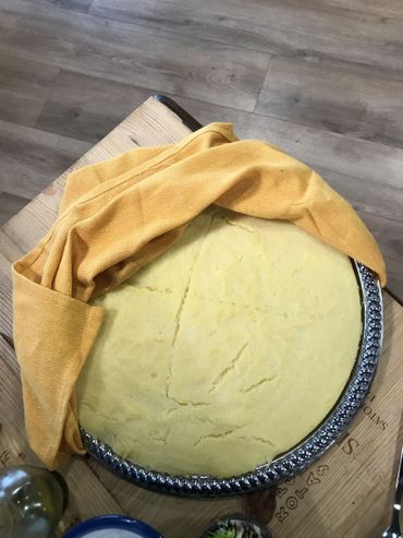 La polenta est un plat nourrissant peu coûteux, mais il s’agit d’un accompagnement qui ira parfaitement avec une autre préparation en sauce. On peut faire la polenta de diverses façons, ici, il s’agit d’une polenta molle, mais on peut faire aussi (la veille de la dégustation) une polenta dure La polenta est un plat nourrissant peu coûteux, mais il s’agit d’un accompagnement qui ira parfaitement avec une autre préparation en sauce. On peut faire la polenta de diverses façons, ici, il s’agit d’une polenta molle, mais on peut faire aussi (la veille de la dégustation) une polenta dure