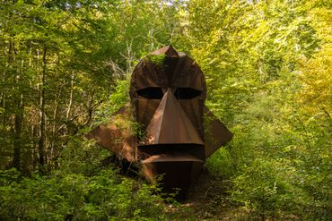 Sur 45 kms de sentiers balisés organisés en 7 circuits, une centaine d’œuvres d’art contemporain fait vibrer "Vent des Forêts". Sur 45 kms de sentiers balisés organisés en 7 circuits, une centaine d’œuvres d’art contemporain fait vibrer "Vent des Forêts".