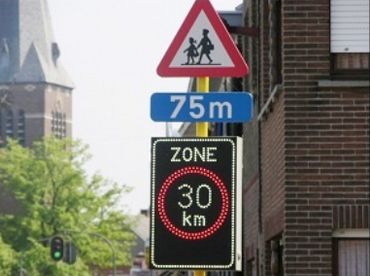 Le panneau électronique n'est d'application que lorsqu'il est illuminé Le panneau électronique n'est d'application que lorsqu'il est illuminé