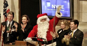 Santa Claus sonne la cloche à la bourse de Wall Street à New-York en 2004. Santa Claus sonne la cloche à la bourse de Wall Street à New-York en 2004.