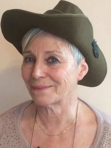 Claire Dujardin coiffée du "slouch hat". Elle n'a pas pu percer jusqu'au bout le mystère du lit de camp de l'Australien et de sa grand-mère Claire Dujardin coiffée du "slouch hat". Elle n'a pas pu percer jusqu'au bout le mystère du lit de camp de l'Australien et de sa grand-mère