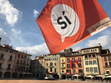 A Vic, en Catalogne, un drapeau géant invitant à voter "oui" au référendum. A Vic, en Catalogne, un drapeau géant invitant à voter "oui" au référendum.