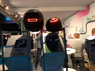 Des feux intelligents pour les casques de moto et de vélo. Des feux intelligents pour les casques de moto et de vélo.