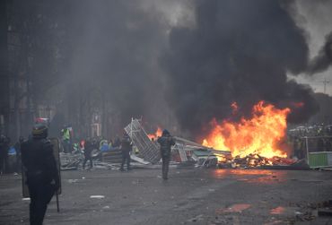 Une barricade des gilets jaunes brûle sur les Champs-Elysées. Une barricade des gilets jaunes brûle sur les Champs-Elysées.