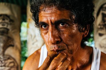 Après trois années d'addiction à la drogue, Jesus Armando Rivera a trouvé la paix dans la forêt. Il est devenu shaman. Après trois années d'addiction à la drogue, Jesus Armando Rivera a trouvé la paix dans la forêt. Il est devenu shaman.