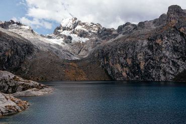 Le glacier Churup au-dessus de la vallée de Huaraz à 4450 m d'altitude (Pérou). Le glacier Churup au-dessus de la vallée de Huaraz à 4450 m d'altitude (Pérou).