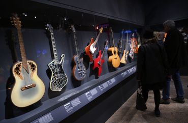 Elvis, Hendrix, The Rolling Stones : leurs instruments culte exposés à New York Elvis, Hendrix, The Rolling Stones : leurs instruments culte exposés à New York