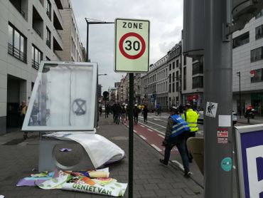 Des « gilets jaunes » arrêtés après avoir pénétré dans un magasin près de la Grand-Place Des « gilets jaunes » arrêtés après avoir pénétré dans un magasin près de la Grand-Place