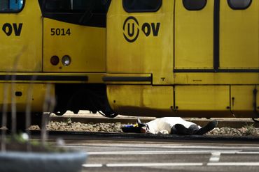 Un corps entièrement recouvert d'un drap blanc se trouve sur les voies du tram, entre deux rames. Un corps entièrement recouvert d'un drap blanc se trouve sur les voies du tram, entre deux rames.
