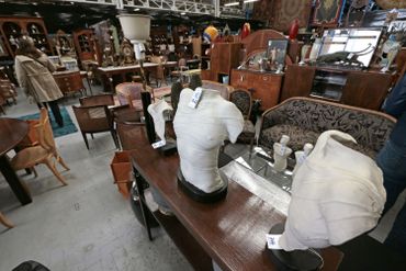 La société est spécialisée dans la location des objets et décor de cinéma depuis les années 1950. La société est spécialisée dans la location des objets et décor de cinéma depuis les années 1950.