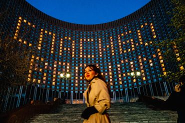 Moscovite devant un immeuble de bureaux où sont inscrits des remerciements au personnel médical, à Moscou, ce 29 avril Moscovite devant un immeuble de bureaux où sont inscrits des remerciements au personnel médical, à Moscou, ce 29 avril