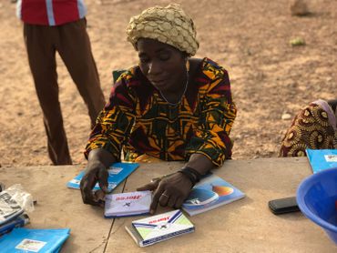 25 femmes sont membres de la Caisse de résilience à Ronga, un programme soutenu par la Coopération belge. Dans la région, 900 familles en bénéficient. 25 femmes sont membres de la Caisse de résilience à Ronga, un programme soutenu par la Coopération belge. Dans la région, 900 familles en bénéficient.