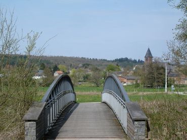 Le village de Ciergnon (province de Namur) et le pont du RAVeL enjambant la Lesse. Le village de Ciergnon (province de Namur) et le pont du RAVeL enjambant la Lesse.
